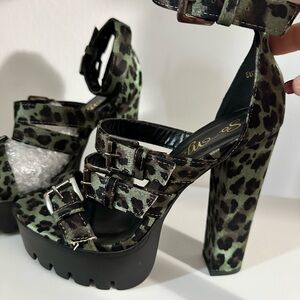 Leopard Print Platform Heels it’s size 10 but a 9or 9/5 fits .5” inches tall
